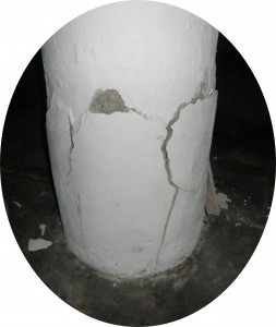 grieta en un pilar mal reparado de garaje